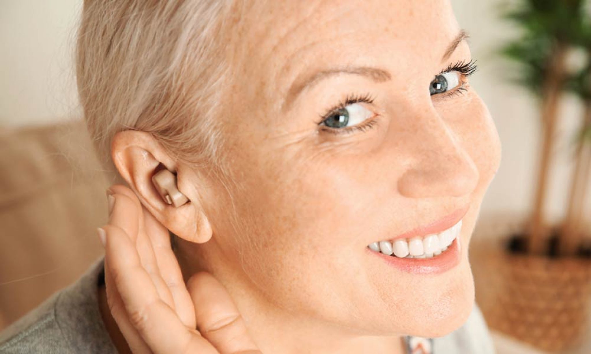 Женщина взрослая слуховой аппарат