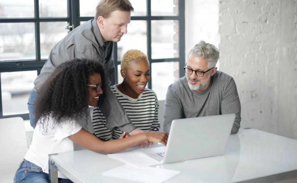 Best Online Jobs for Seniors in Illinois